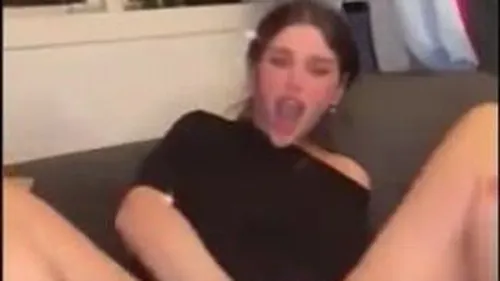 ايه خلف ممحونة كتير تلعب بكسها على اللايف وتجيب ضهرها سكس عربي