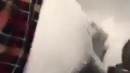 متحرش يطلع زبه ويحكه في طيز واحدة في الباص سكس مصري