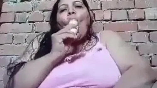 فلاحة مصرية هايجة تلعب في كسها وتصور نفسها – سكس مصري