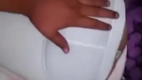 ولد هايج يدخل على اخته وهي نايمة ويحسس على طيزها سكس اخوات مصري