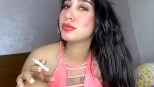 شرموطة مغربية تشرب سيجارة وتنيك كسها بالزب الصناعي سكس عربي