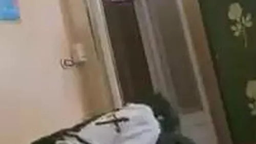 يجيب بنت خاله البيت وعايز ينيكها وهي مش راضية – سكس مصري