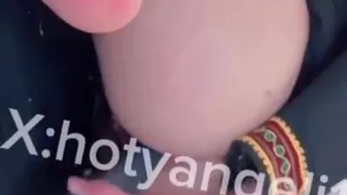 بنت سعودية ملبن تلعب في كسها الوردي وتنيك كسها وطيزها بالزب الصناعي سكس عربي