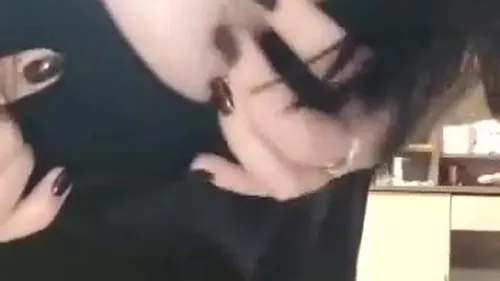 ميلفاية بجسم موديل بيضا لبن تعرض بقميص نوم اسود نار سكس نودز مصري