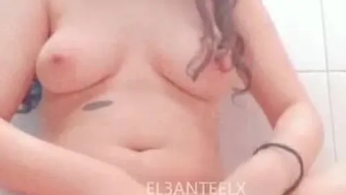 اندر ايدج جامدة تفشخ كسها بعبصة في الحمام سكس نودز مصري