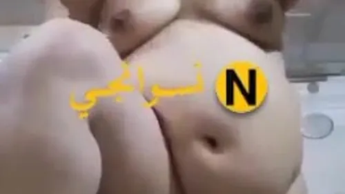 ست كبيرة مربربة قالعة ملط وتصور جسمها البلدي لعشيقها سكس نودز مصري