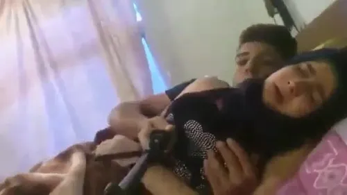 بنت محجبة مع صاحبها تروحله البيت وينيكها في طيزها سكس مصري xnxx