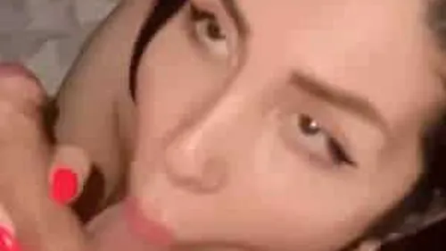 ميرا النوري تبلع العير لبلعومها وتسعل