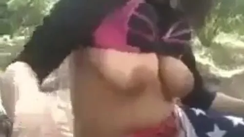 واخد صاحبته في الجنينة تقلع وتمصله زبه وتركبه سكس مصري xnxx