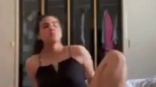 بنت تعمل فيديو كول مع حبيبها وتفرجه على كسها سكس نودز مصري