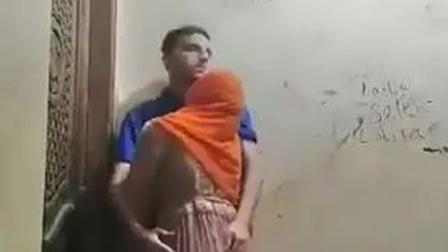 يزنق جارته المحجبة على السلم ويقفش فيها سكس مصري