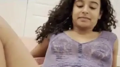 بنت صغيرة تلبس قميص النوم لصاحبها وتفرجه على جمال جسمها سكس نودز مصري