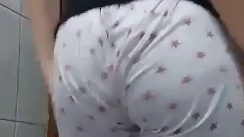 تقلع البيجاما وتعرض ظيزها الرهيبة وكسها سكس نودز مصري