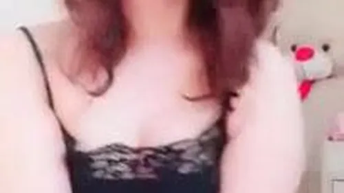 بنت زي القمر تعرض جسمها وتلعب في كسها وبزازها سكس نودز مصري