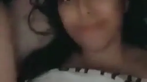 بنت هايجة تنيك كسها بالفرشة سكس نودز مصري