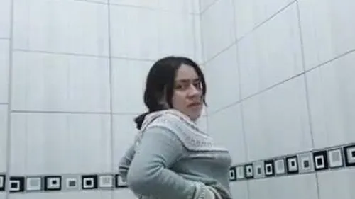 سارة تدخل الحمام وتقلع ملط وتكيف صاحبها سكس نودز مصري