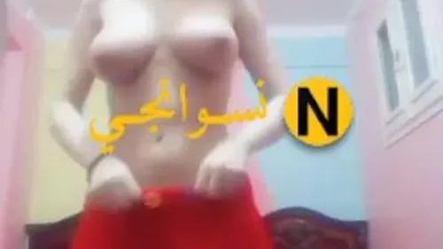 بنت هايجة بزازها واقفة نار تصور لحبيبها وتلعب فيهم سكس نودز مصري