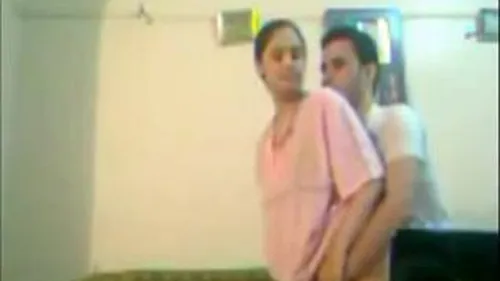 يزنق بنت عمته وعايز ينيكها وهي خايفة سكس مصري xnxx