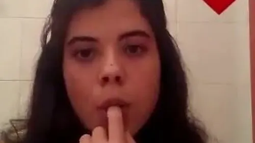 بنوتة كيوت تبعبص كسها في الحمام سكس نودز مصري