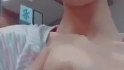 اندر ايدج بتلعب في بزازها وتمص حلماتها سكس نودز مصري