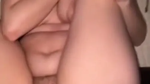 جايب صاحبته البيت شغال نيك فيها ويخليها تصوت من زبه سكس مصري xnxx