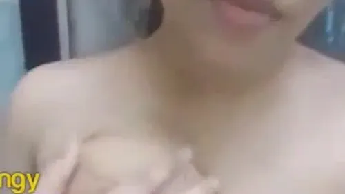 اندر ايدج ببزاز كبيرة تلعب في بزازها وتمصهم سكس نودز مصري