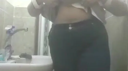 لبوة محجبة تقلع في الحمام وتفرج عشيقها سكس نودز مصري