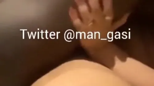 ديوث عرص ينيك مراته ومتتكيفش يجيبلها فحل اسود يعشرها وهو بيفتحله رجليها سكس دياثة عربي