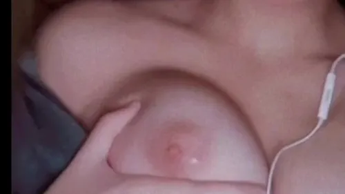 اجمل كتكوتة كيوت تقلع وتوري بزازها الملبن لحبيبها سكس نودز مصري