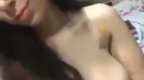 بنوتة قمر تصور بزازها الملبن وهي بتلعب فيهم لصاحبها سكس مصري نودز