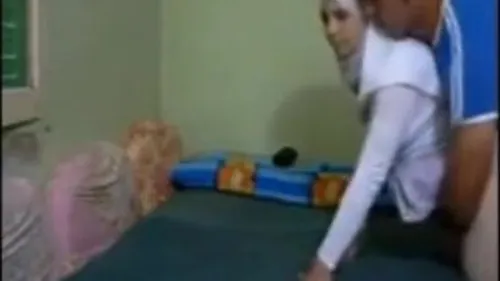 مصرية محجبة تتناك من ابن الجيران في طيزها سكس مصري