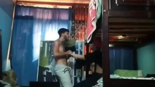 طالبة مدرسة محجبة تروح لعند حبيبها الشقة ويحاول ينيكها وهي بعدها بنت – سكس عربي – xnxx