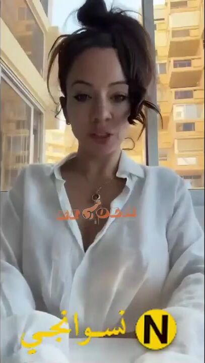 شرموطة هاي كلاس تصور بزازها لزميلها في الشغل وتقوله كلام شرمطة سكس نودز مصري