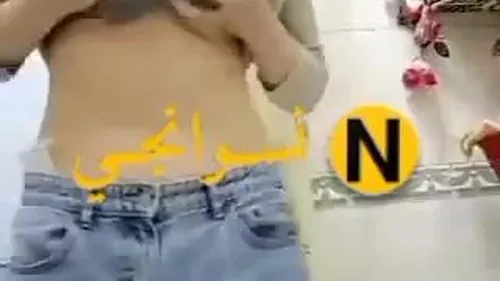لبوة هيجانة على الآخر بتقلع البنطلون وتصور لعشيقها وهي بتلعب في كسها سكس نودز مصري