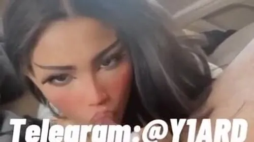 بنت قحبة سعودية تمص زب صاحبها في السيارة ويبعبص كسها سكس سعودي xnxx