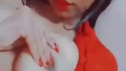 مزة نار بفستانها الاحمر تعرض بزازها سكس نودز مصري