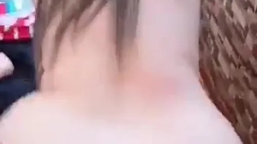 ينطط صاحبته على زبره في بلكونة الشاليه سكس مصري