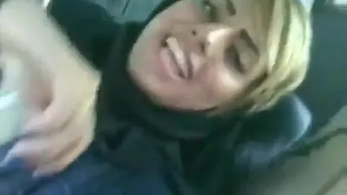 يلعب في بزازها في العربية وهي مكسوفة تتصور سكس عربي xnxx