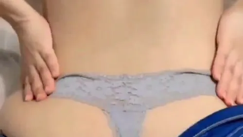 الواد هايج يقلعها الاندر وهي نايمة ويحشر زبه في كسها سكس عربي