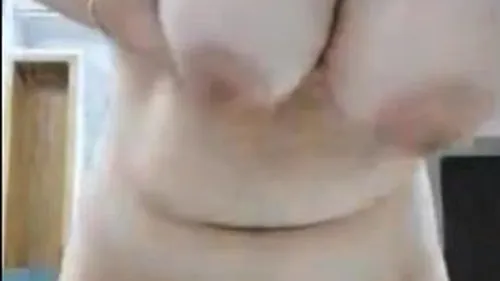 مطلقة جامدة تعرض جسمها الهايج علشيقها سكس نودز مصري