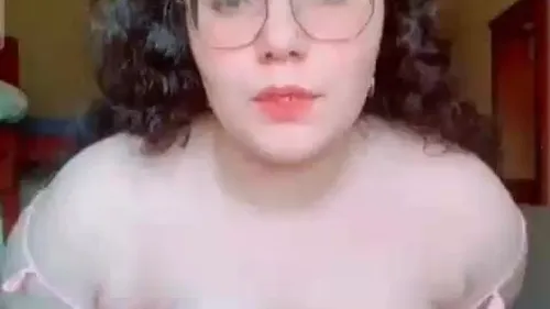 بنت ملبن تقفش فبزازها وتقوله احشر زبك بين بزازي سكس مصري