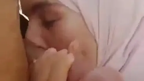 محجبة متناكة تمص الزب في الجنينة سكس عربي