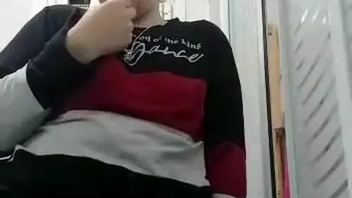 شابة مربربة تدخل الحمام وتقلع كل هدومها وتبعبص طيزها سكس نودز مصري