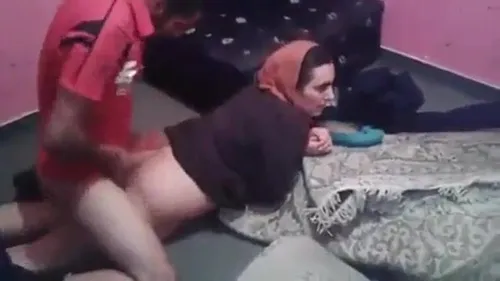 شلة شباب يزنقو بنت محجبة وينيكوها بالدور ويصوروها سكس عربي xnxx