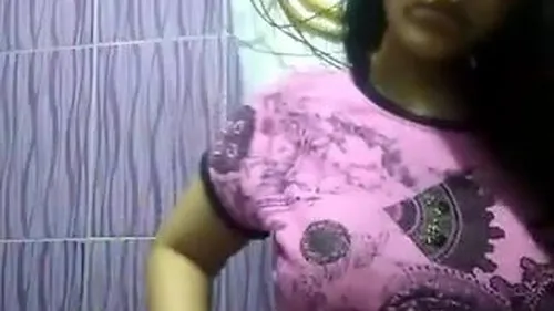 بنت هايجة تعرض جسمها وتتشرمط في الحمام سكس نودز مصري