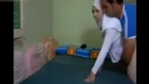 مصرية محجبة تتناك في طيزها من ابن الجيران – سكس مصري