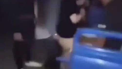 شلة شباب يزنقو بنت في التروسيكل ويعملو عليها حفلة نيك في الشارع سكس مصري xnxx